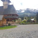 biserica de lemn Maramureseana la poalele Pietrosului Rodnei